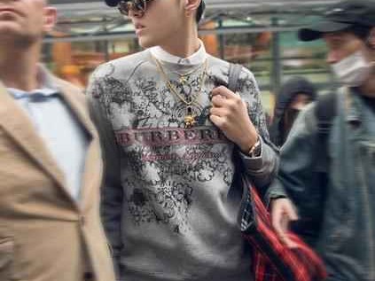 巴宝莉风衣下的面孔从贵妇到年轻人究竟谁在买单