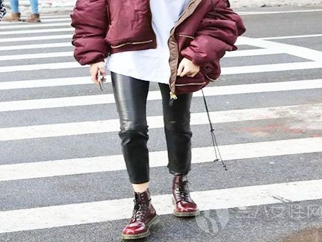 马丁靴搭裤子全攻略 这样穿时髦又显高