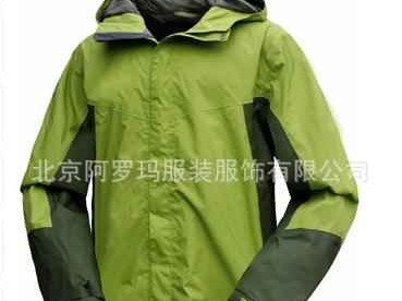 冲锋衣配裤子别再穿成登山客了这些搭配让你时髦出街