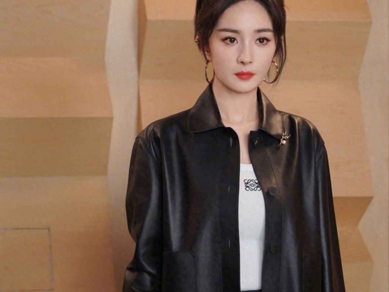 150cm小个子穿搭秘籍：杨幂短款皮衣+露腰内搭，瞬间打造九头身比例