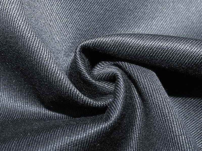 挑选风衣别急着看款式 先搞懂这些面料门道再说