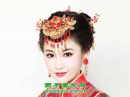 穿越时光的颈间美学：你的旗袍造型，就差这一款中式盘发