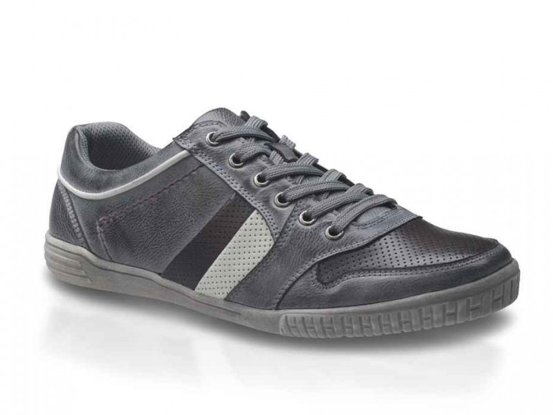 别光盯着那几个大牌了 2025年选鞋就看这份热度榜单