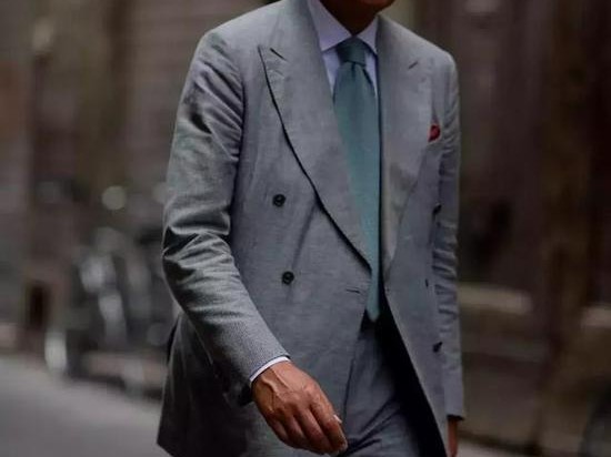 解密黑色衬衫与领带的绝配心法