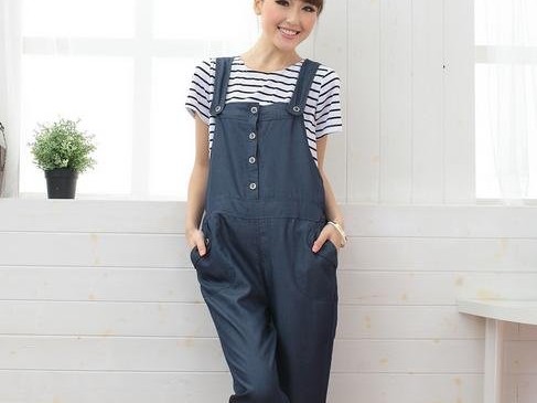 背带牛仔裤穿搭指南 这些上衣搭配让你时髦一整年