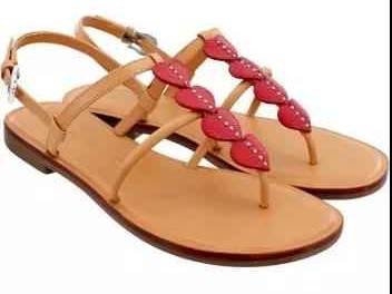 别再问什么凉鞋好看啦！2026年这双“丑凉鞋”和复古款正霸占街头