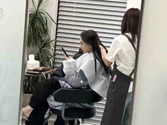 Angelababy倒穿衣搭配全解析：素颜黑发造型，瘦削脚踝引热议