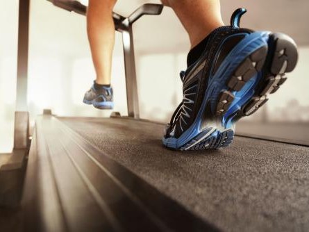 跑步机上的鞋子迷思：你的每一步都踩对了吗？