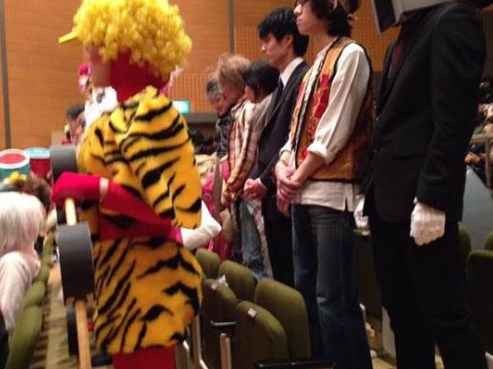 毕业季穿搭自救指南 告别千篇一律的学位服造型