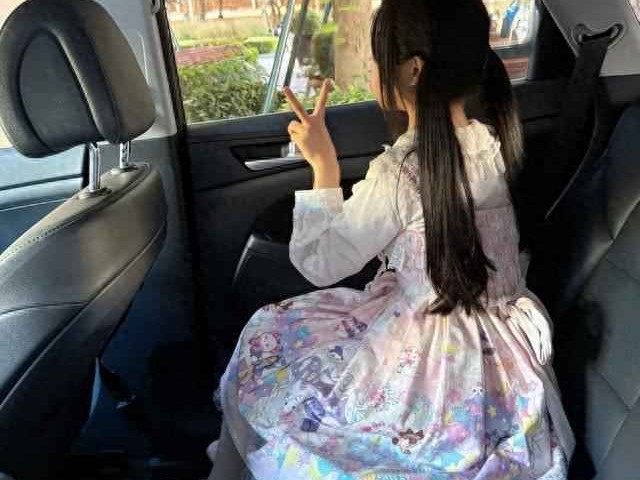 大一女生开学穿搭指南：洛丽塔风波引发的责任思考