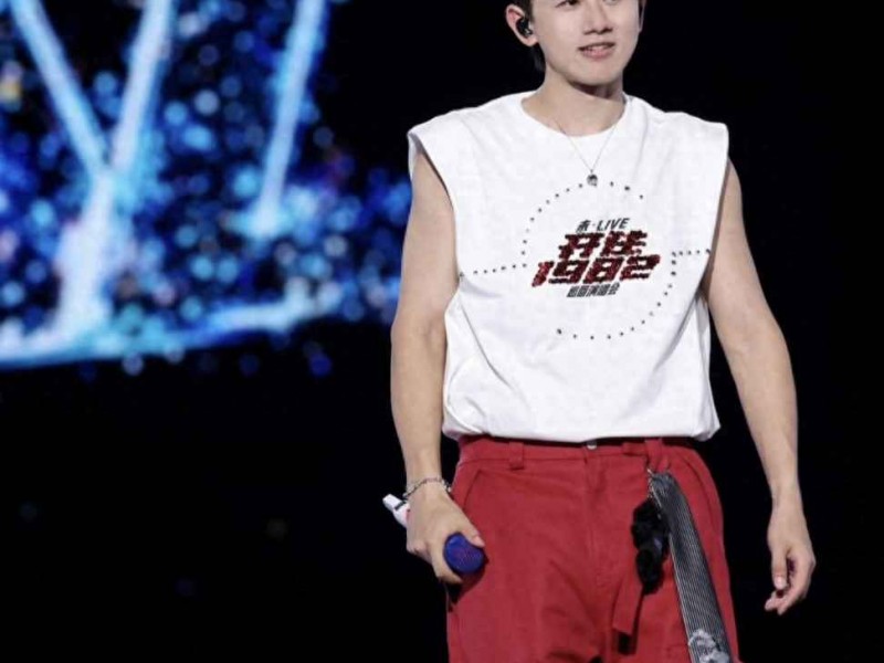 男生青春穿搭秘籍：张杰演唱会日常造型轻松学