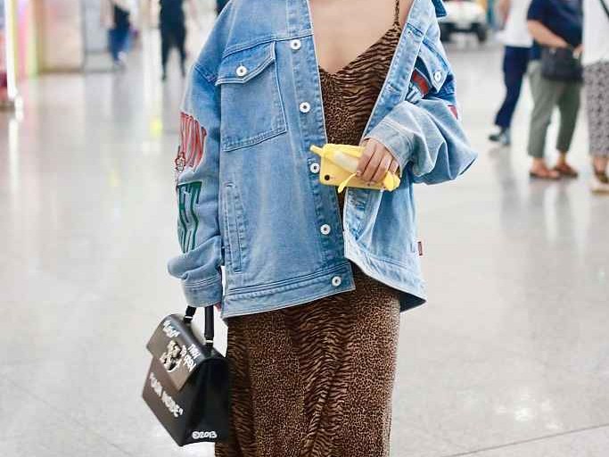 吊带裙加一件外套的穿搭心法 温度和风度都拿捏住了