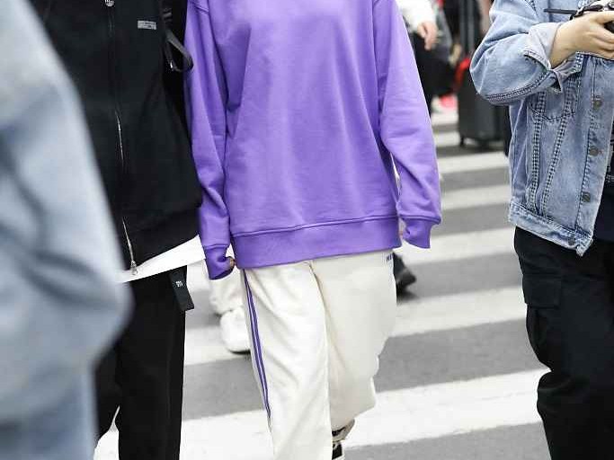 紫色卫衣搭配裤子全攻略 穿出高级感就这么简单