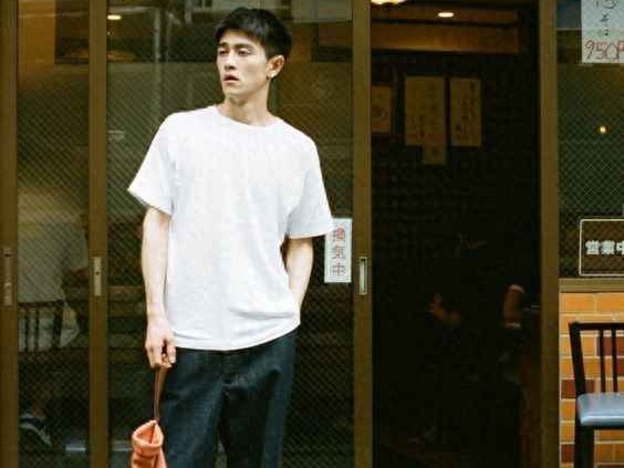 瘦高男生穿搭指南：3款衣服轻松增壮，提升男人味