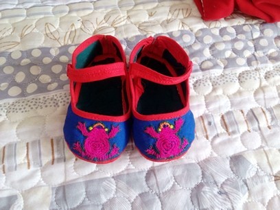 鸳鸯鞋的秘密 从古代歧视标志到现代潮流符号