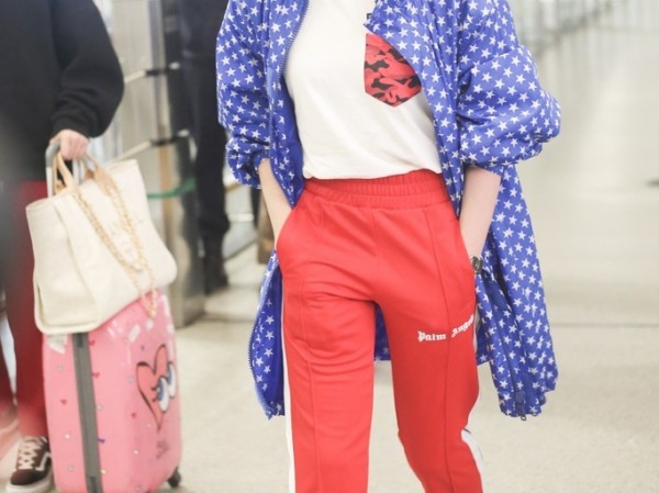 蓝色裤子配外套穿搭全解析 轻松提升时尚感