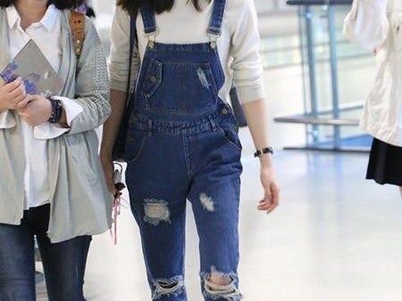 背带裤搭配上衣全攻略 穿出你的专属风格