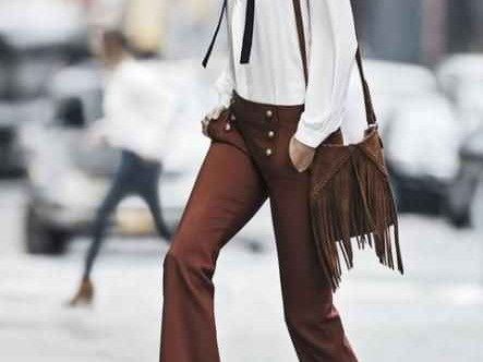 喇叭裤配鞋全攻略 从复古木屐到未来银靴的万能公式
