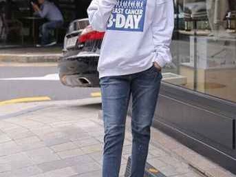 短款卫衣配裤子指南 穿出你的时髦松弛感