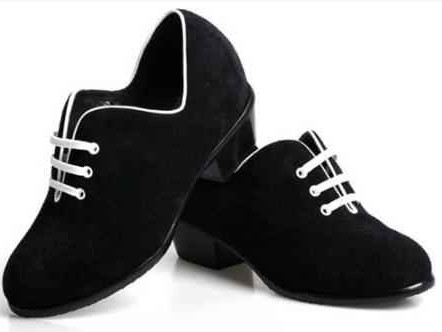 学生冬日选鞋全攻略温暖又时髦不踩坑