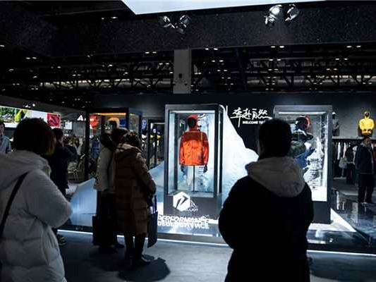 伯希和冲锋衣为啥这么火 从线上淘品牌到港股预备军的户外黑马