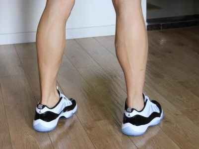 小腿粗穿搭指南 选对款式显瘦又时髦