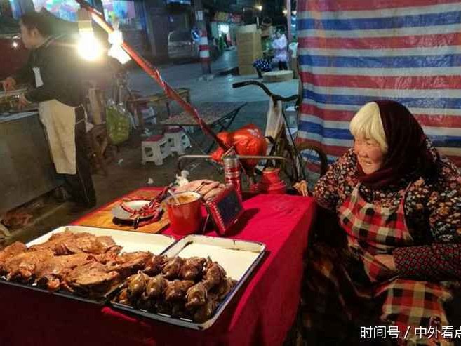 寒冬摆摊寻暖意 这些冬日好物让你小摊火起来