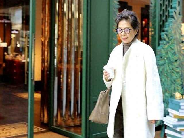 中年教师时尚穿搭指南：六七十岁照样气质出众，两位奶奶的实用搭配技巧