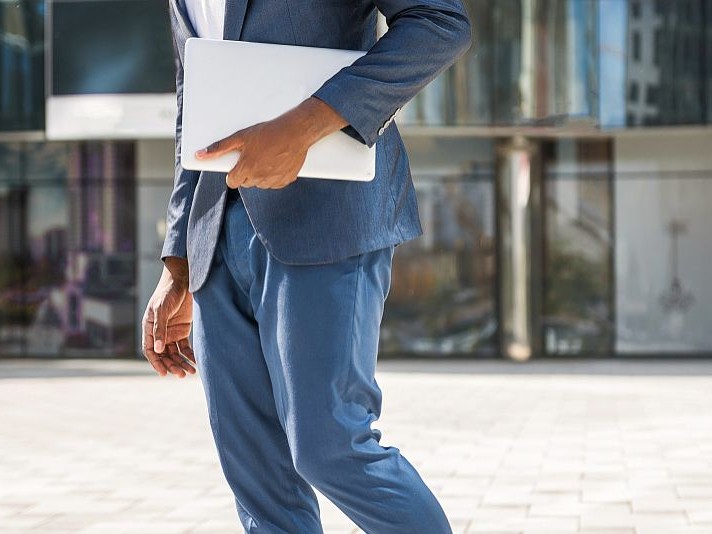 藏青色上衣配色指南 穿出你的独特风格