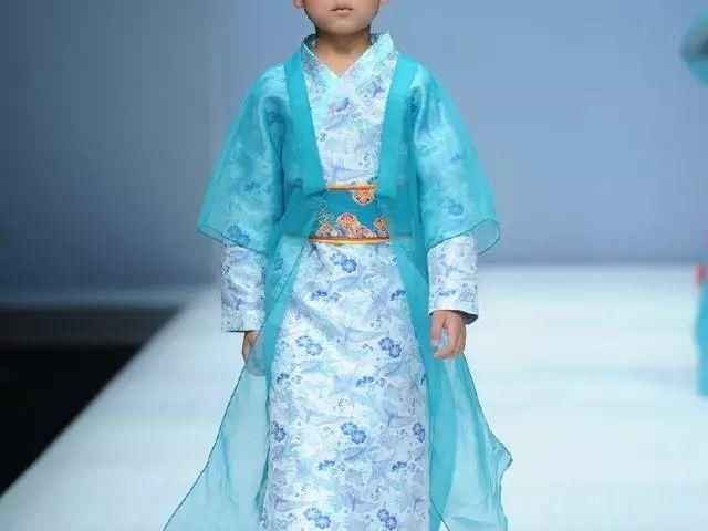 给闺女的“新年战袍”别乱买！这篇教你挑中又美又舒服的中式女式童装