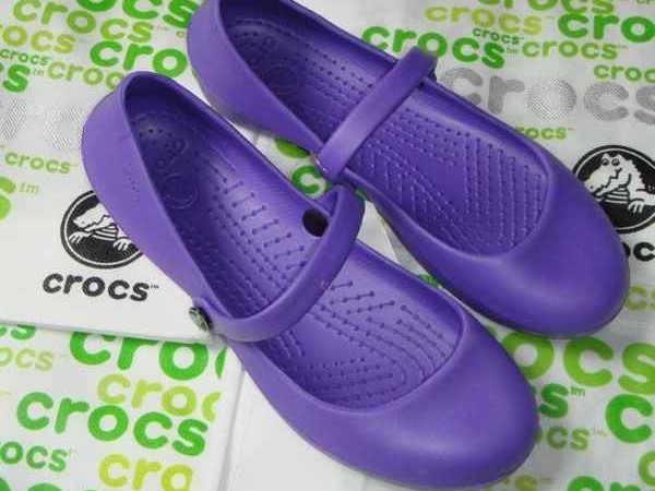 洞洞鞋江湖风云录：Crocs从时尚“泥石流”到真香定律的逆袭之路