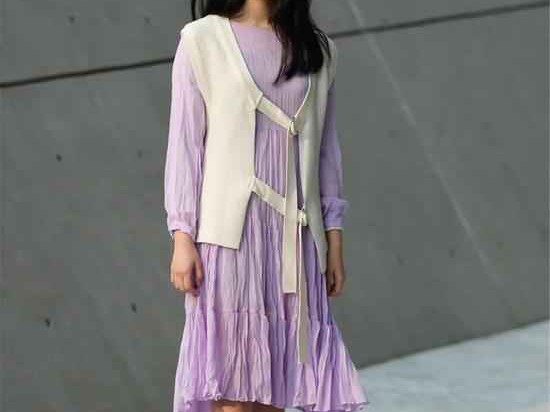 嘿，小麦肌姐妹！别只会穿黑白灰，这些显白颜色让你美到发光