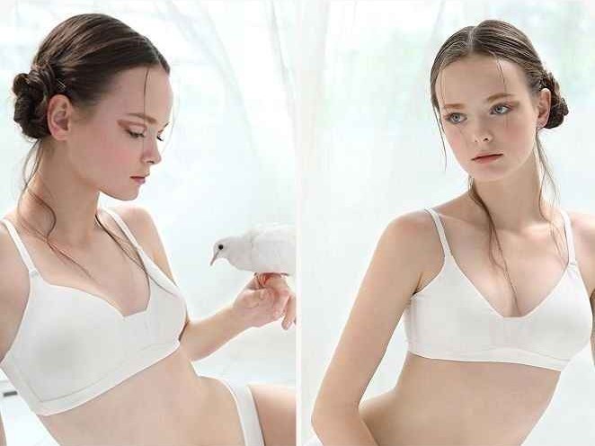 平胸穿搭：从“空空荡荡”到“高级感满满”的逆袭指南