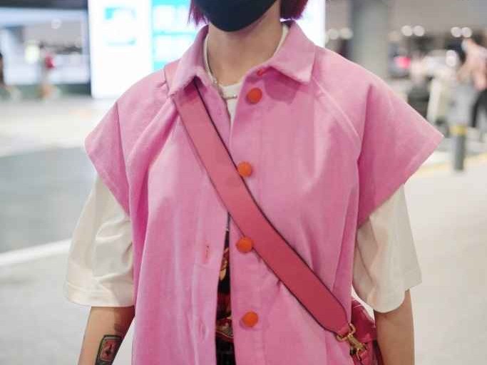 粉T恤配外套秘诀，穿对立马变时髦精