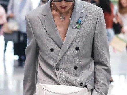 西装造型的决胜细节 你的包包真的背对了吗