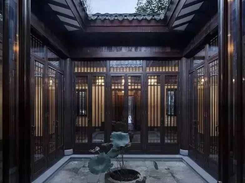 标题：中式别墅玻璃：让传统宅院透出现代舒适光的秘密