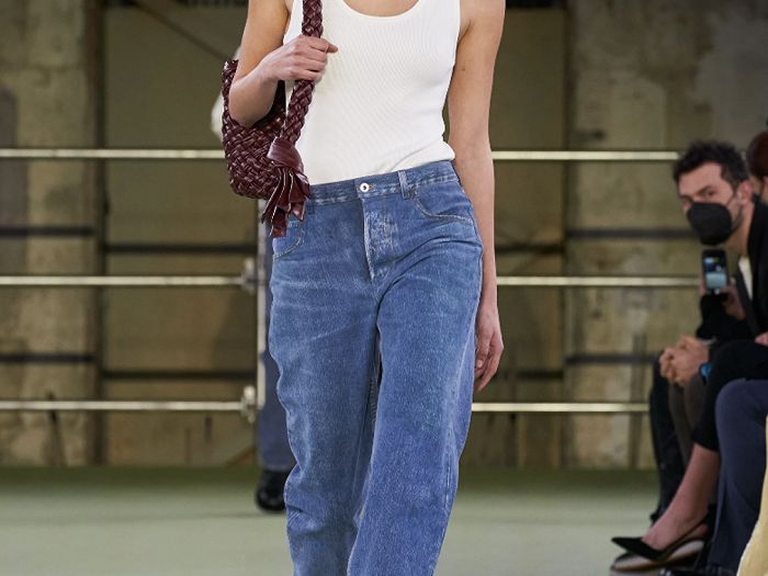 标题：中式汗衫穿搭秘籍：从土气到潮流，轻松驾驭东方时尚范儿