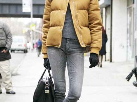 灰色羽绒服搭配指南这些裤子让造型更出彩